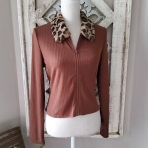Derek Heart Brushed Rib Zip Leopard Faux Fur Collar Long Sleeve Top in Brown